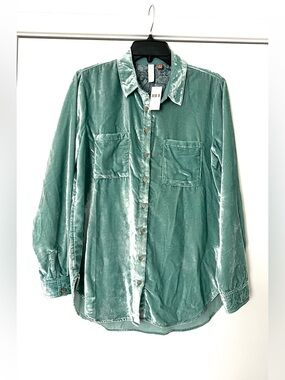 New with tag
Anthropologie Pilero velvet shirt size 6 turquoise color
